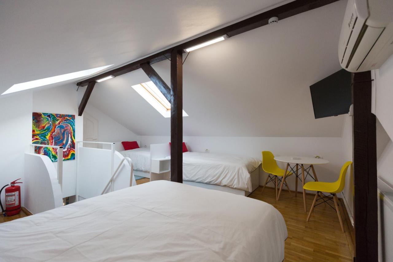 ホテル Casa Ris Târgu Jiu エクステリア 写真