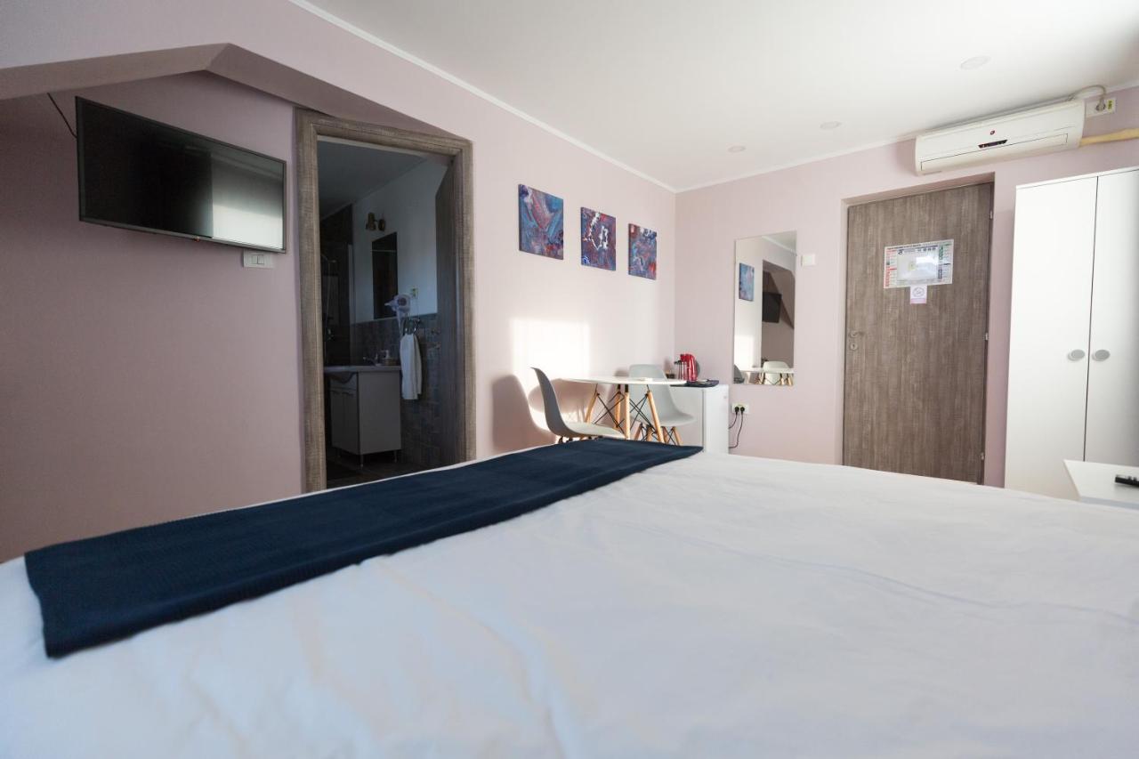 ホテル Casa Ris Târgu Jiu エクステリア 写真