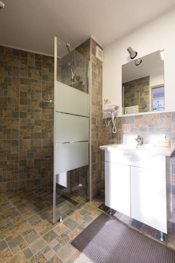 ホテル Casa Ris Târgu Jiu エクステリア 写真