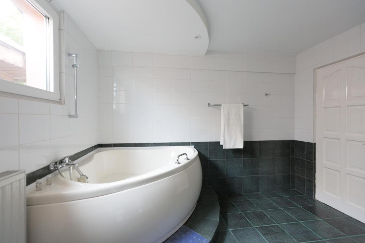 ホテル Casa Ris Târgu Jiu エクステリア 写真