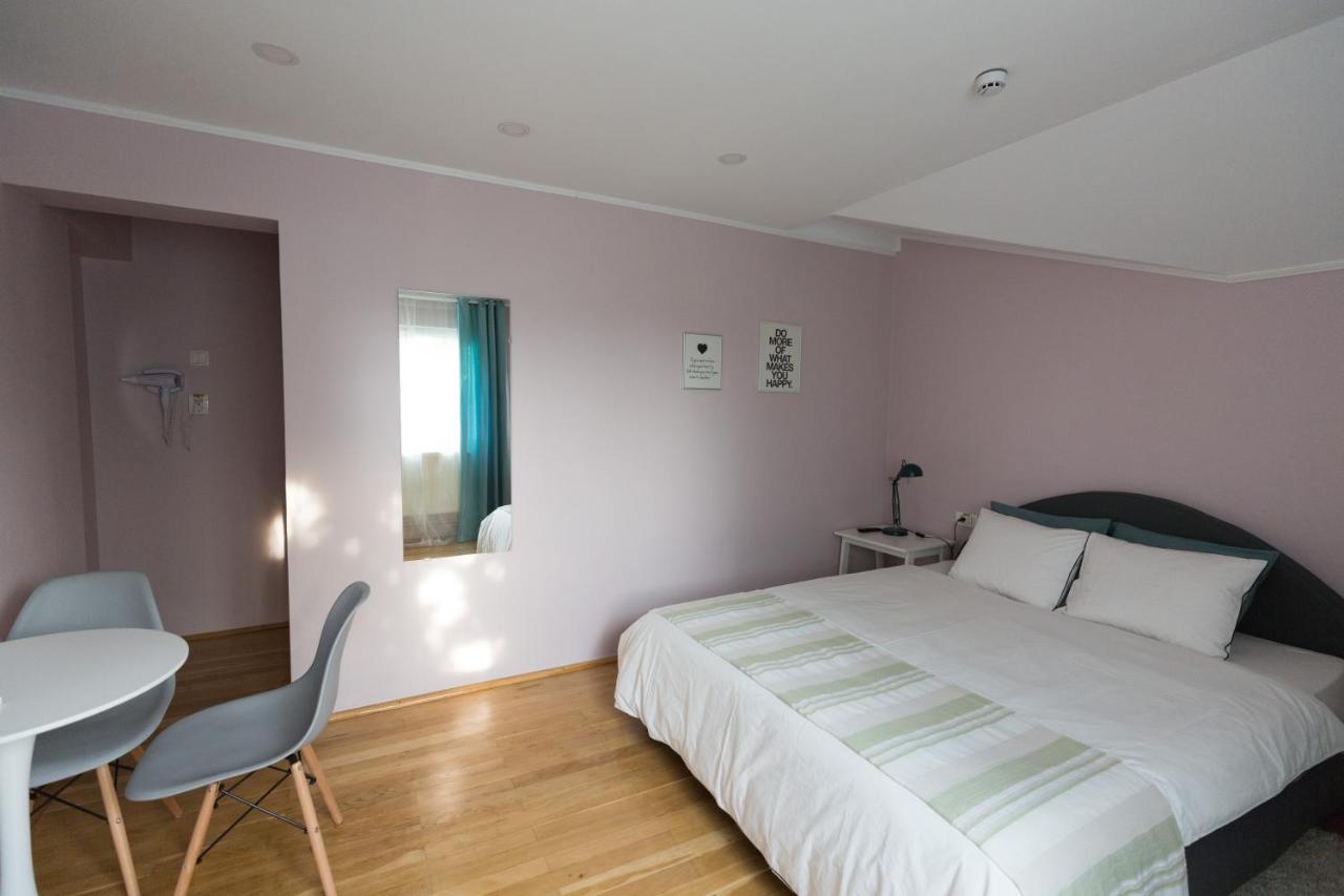 ホテル Casa Ris Târgu Jiu エクステリア 写真