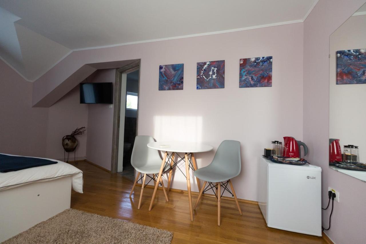 ホテル Casa Ris Târgu Jiu エクステリア 写真