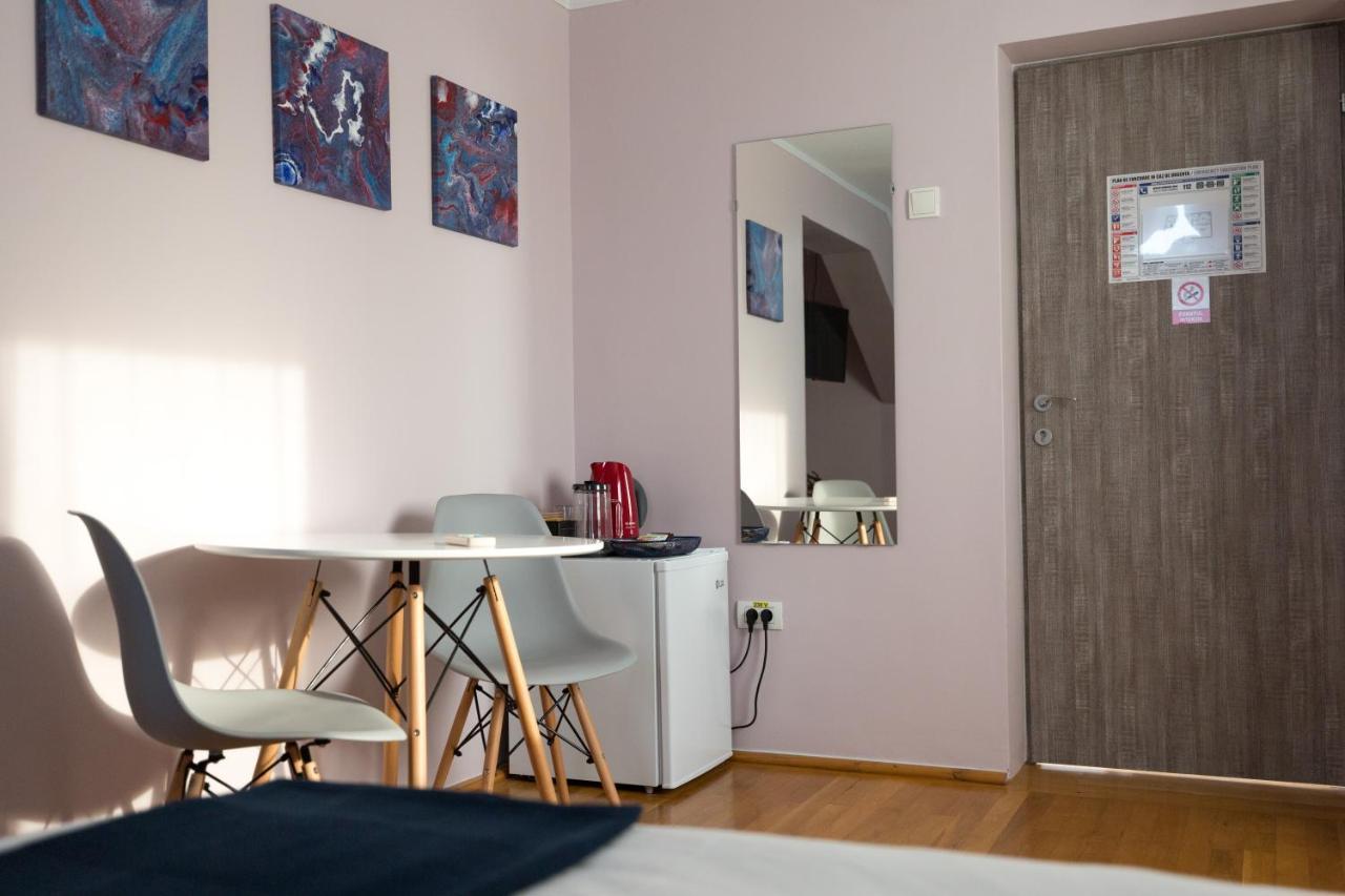 ホテル Casa Ris Târgu Jiu エクステリア 写真