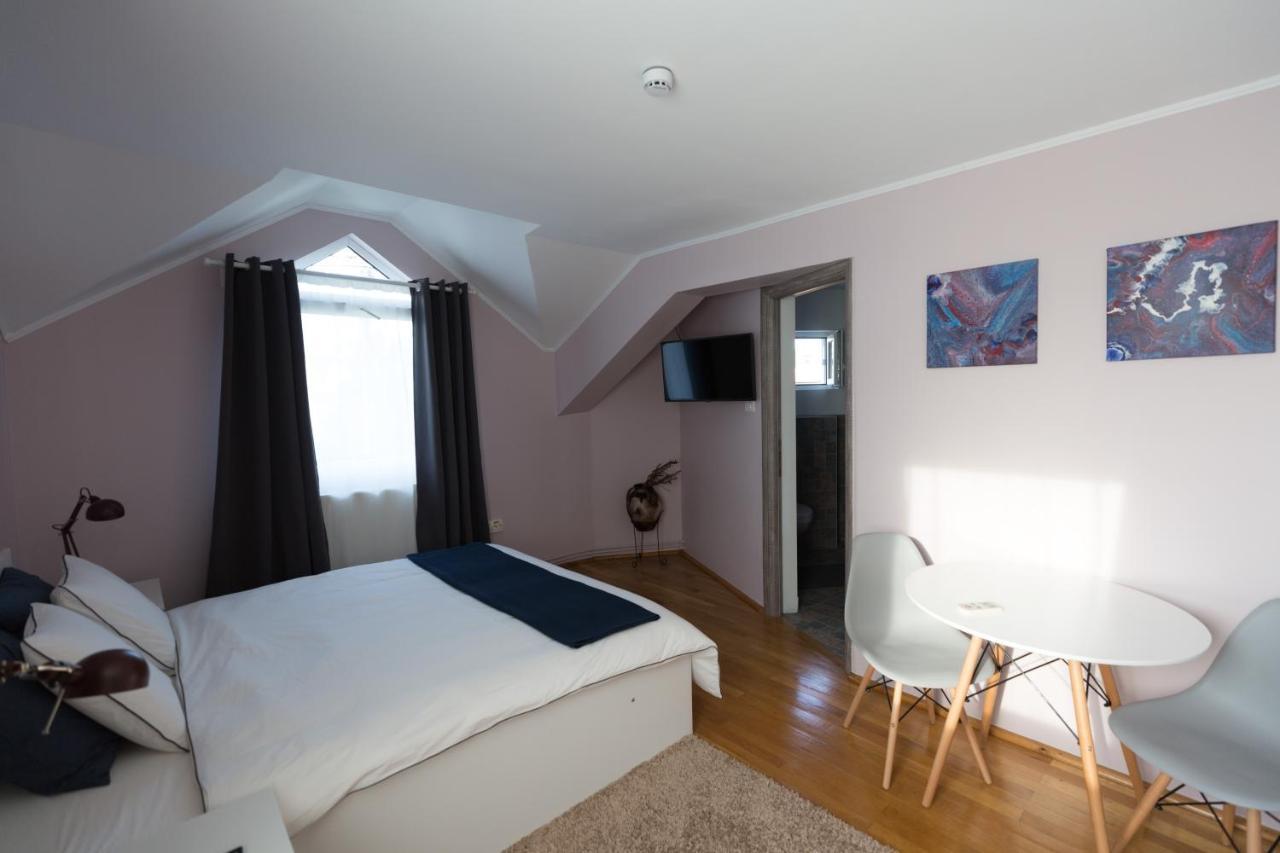 ホテル Casa Ris Târgu Jiu エクステリア 写真
