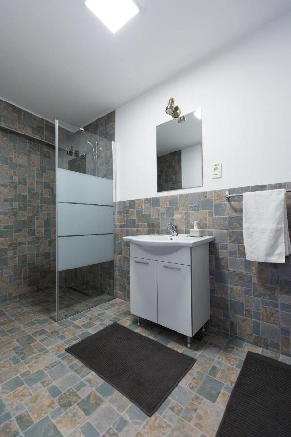 ホテル Casa Ris Târgu Jiu エクステリア 写真
