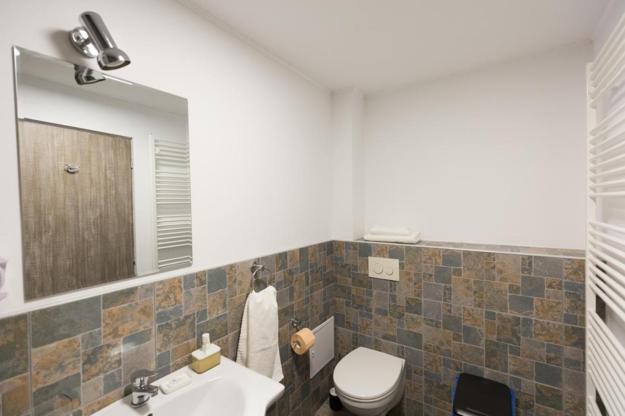 ホテル Casa Ris Târgu Jiu エクステリア 写真