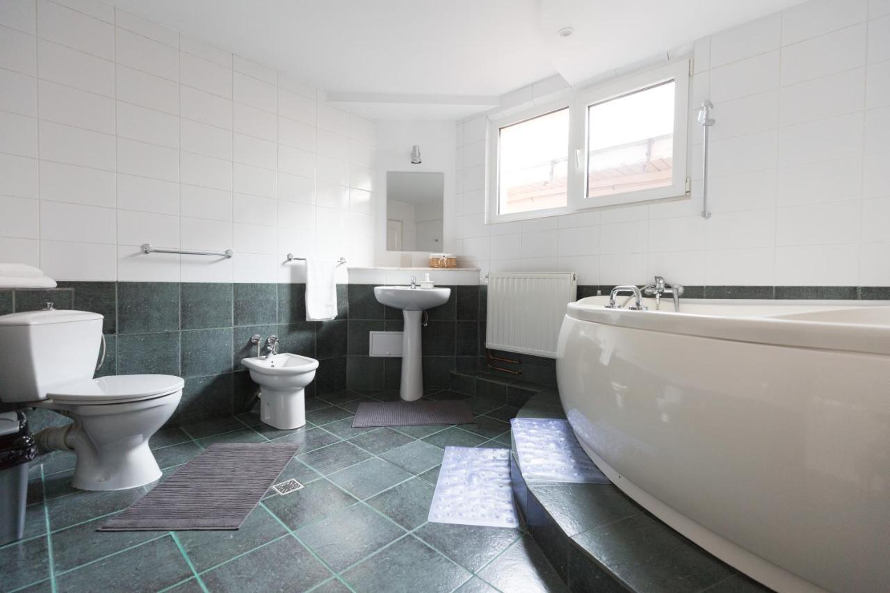 ホテル Casa Ris Târgu Jiu エクステリア 写真