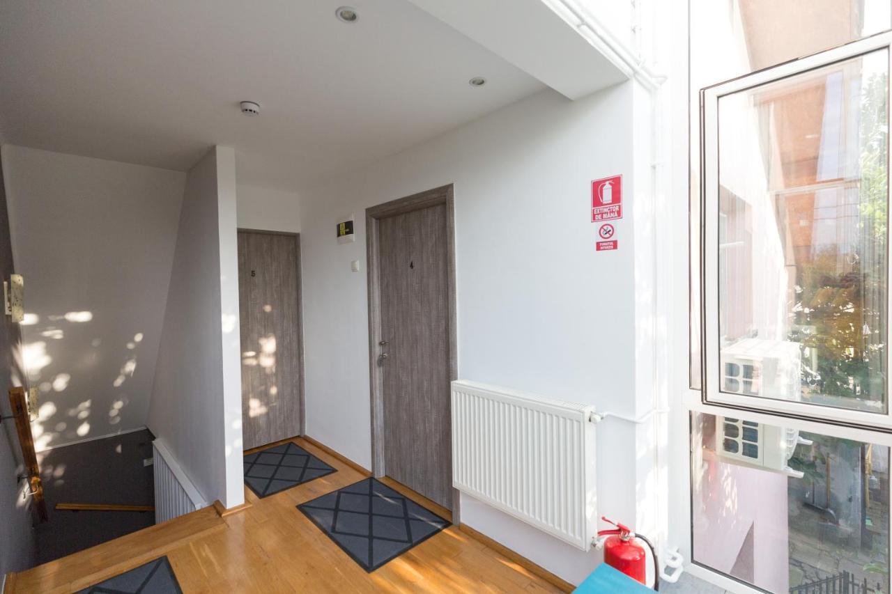 ホテル Casa Ris Târgu Jiu エクステリア 写真